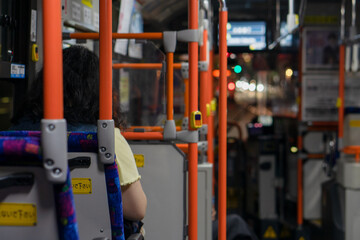夜のバス内