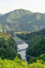 早朝新緑の第一只見川橋梁