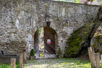 Zamek w Świeciu, także Zamek Miecz – zabytkowy[1] zamek na bazaltowym wzgórzu powyżej wsi Świecie (województwo dolnośląskie).