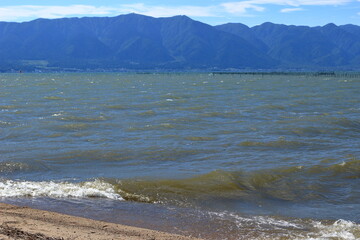 琵琶湖の波と砂浜、対岸の湖西の山並み
