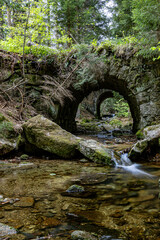 Wodospad Poidło to mniej znana sztucznie utworzona kaskada na potoku Wodopój, tuż przy Drodze Sudeckiej pod Świeradowem Zdrój. © Jarekfoto