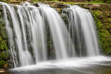 Wodospad Kwisa jest sztucznie utworzonym cackiem natury, którego wysokość osiąga około 4 metry. Stanowi on największą kaskadę na rzece, tworzącą w tym miejscu szerokie koryto © Jarekfoto