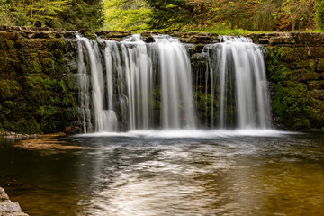 Wodospad Kwisa jest sztucznie utworzonym cackiem natury, którego wysokość osiąga około 4 metry. Stanowi on największą kaskadę na rzece, tworzącą w tym miejscu szerokie koryto © Jarekfoto
