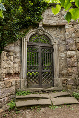 Po drodze na Wzgórze Zamkowe warto się na chwilę zatrzymać w Pałacu w Łupkach, lub jak podają inne źródła, Lenno. Powstał on w połowie XVII wieku na podzamczu. Obecnie reprezentuje styl barokowy © Jarekfoto