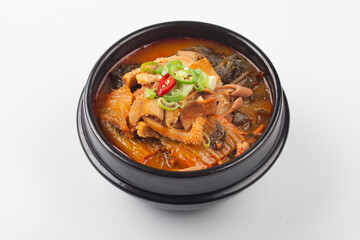  A soup made by boiling cleanly cleaned intestines of beef, chicken, fish, etc. with seasonings such as red pepper paste, soy sauce, garlic, and ginger.
