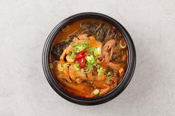  A soup made by boiling cleanly cleaned intestines of beef, chicken, fish, etc. with seasonings such as red pepper paste, soy sauce, garlic, and ginger.