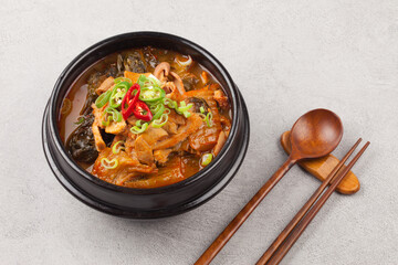  A soup made by boiling cleanly cleaned intestines of beef, chicken, fish, etc. with seasonings such as red pepper paste, soy sauce, garlic, and ginger.