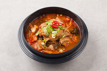  A soup made by boiling cleanly cleaned intestines of beef, chicken, fish, etc. with seasonings such as red pepper paste, soy sauce, garlic, and ginger.