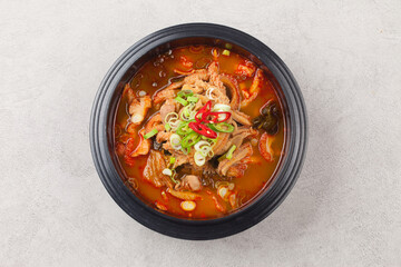  A soup made by boiling cleanly cleaned intestines of beef, chicken, fish, etc. with seasonings such as red pepper paste, soy sauce, garlic, and ginger.