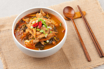  A soup made by boiling cleanly cleaned intestines of beef, chicken, fish, etc. with seasonings such as red pepper paste, soy sauce, garlic, and ginger.