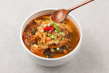  A soup made by boiling cleanly cleaned intestines of beef, chicken, fish, etc. with seasonings such as red pepper paste, soy sauce, garlic, and ginger.