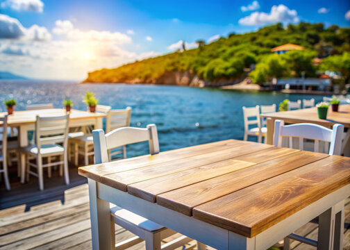 Leerer wei&szlig;er Holztisch in einem sonnigen mediterranen Restaurant oder Caf&eacute; mit Blick auf das Meer im unscharfen Hintergrund