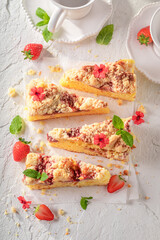 Sweet strawberry cake made of crumble and local fruits.