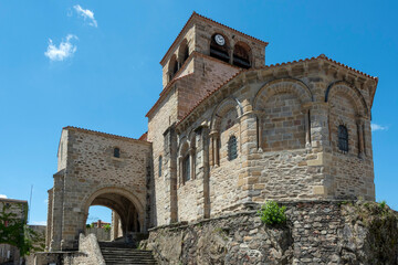 Collégiale Saint-Laurent d'Auzon, église romane, Haute-Loire, Auvergne- Rhone-Alpes, France