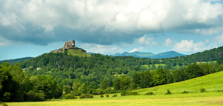 Chateau de Murol, Parc r&eacute;gional des volcans d'Auvergne, Puy de Dome, Auvergne-Rhone-Alpes, France