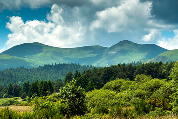 Fototapeta premium Les monts dore, Parc naturel des Volcans d'Auvergne, Massif du Sancy, Puy de Dôme, Auvergne-Rhone-Alpes, France