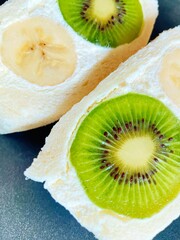 キウイとバナナのフルーツサンド