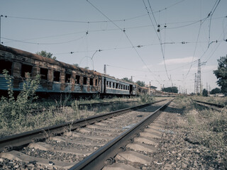 Obraz premium destroyed trains in a city lost in the war in Ukraine