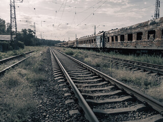 Obraz premium destroyed trains in a city lost in the war in Ukraine