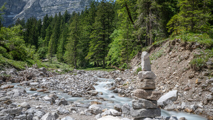 Steinmänchen an einem Bach