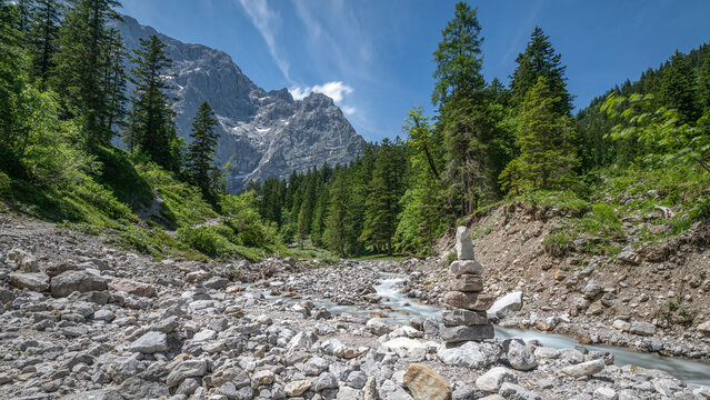 Steinm&auml;nchen an einem Bach