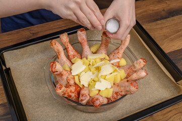 Kurczak posypany solą kurczak z ziemniakami w naczyniu żaroodpornym, pyszny domowy obiad  © Paweł Kacperek