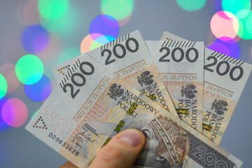 Wydawać pieniądze na rozrywkę, polska gotówka wachlarz w dłoni  © Paweł Kacperek