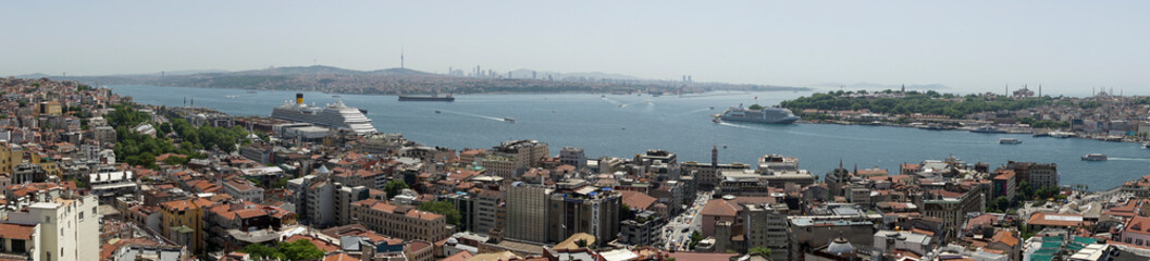 Obraz premium Looking down on Istanbul city center from the observation deck during the day