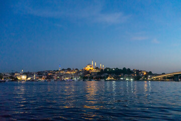 Obraz premium View the fantastic night view of Istanbul from the dockside park