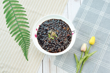 식탁 위에 짜장면이 놓여 있는 모습