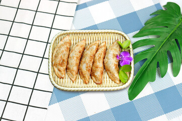 튀김 만두가 식탁 위에 놓여 있는 모습