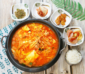 부대찌개와 밥과 반찬이 놓여 있는 모습