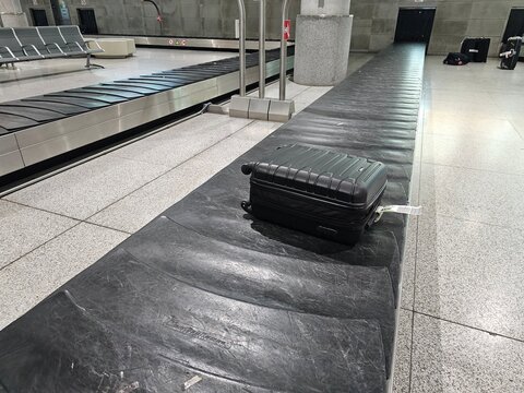 Valise &agrave; la zone de retrait des bagages &agrave; l'a&eacute;roport