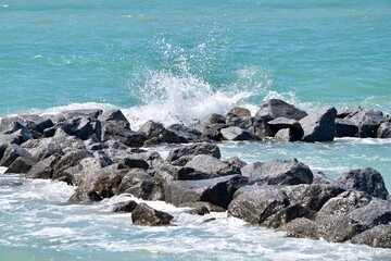 Fototapeta premium waves surf crashing on rocks