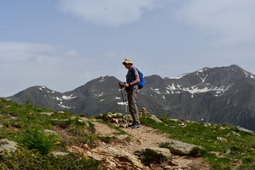 Fototapeta premium Mann wandert im Ultental in Südtirol 