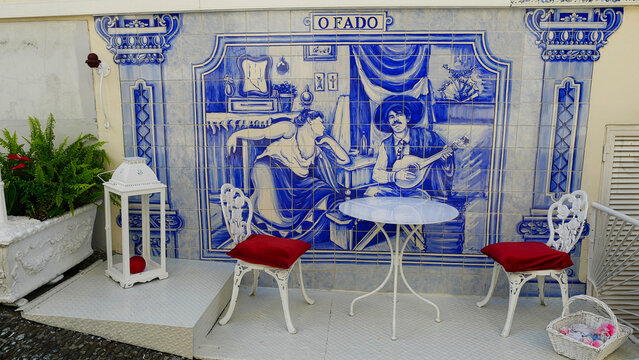 Alte Azulejos (Wandfliesen) mit historischen Motiven in Funchal, Madeira