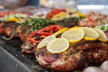 Deliciosos cortes de bondiola de cerdo a la parrilla condimentada con diferentes verduras