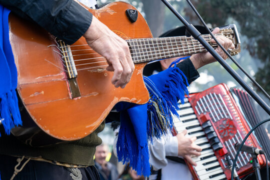 Duo t&iacute;pico de folklore argentino tocando chamam&eacute; en vivo. Guitarra y acorde&oacute;n