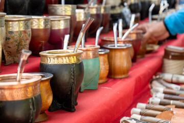 Mercado de gran variedad de mates argentinos. Mates hechos a mano y elegantes