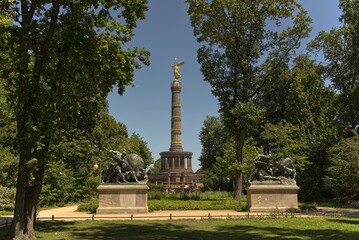 Obraz premium Victory Column in Berlin seen from the Tierpark.