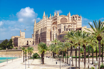 Parc de la Mar with Cathedral of St. Mary / La Seu and Royal Palace of the Almudaina - Mallorca - 0988