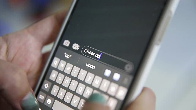 send a message of support on one's smartphone
