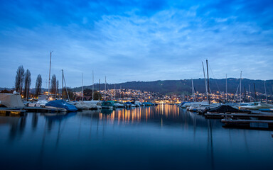 Fototapeta premium The harbor of Zug with sailing ships on a cold winter evening