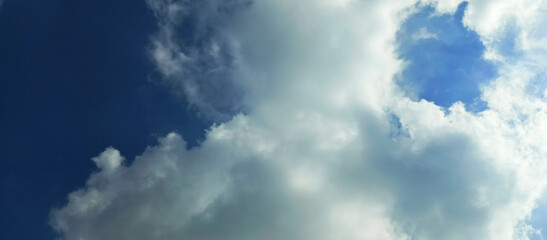 Fototapeta premium View of the sky with beautiful clustered clouds