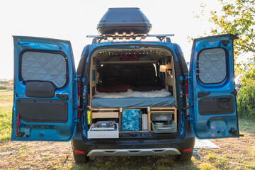 Blick in einen selbst ausgebauten Minicamper, Campervan mit Dachbox DIY
