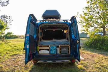 Blick in einen selbst ausgebauten Minicamper, Campervan mit Dachbox DIY