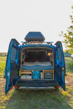 Blick in einen selbst ausgebauten Minicamper, Campervan mit Dachbox DIY