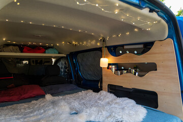 Blick in einen selbst ausgebauten Minicamper, Campervan mit Dachbox DIY