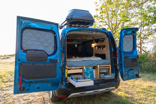 Blick in einen selbst ausgebauten Minicamper, Campervan mit Dachbox DIY