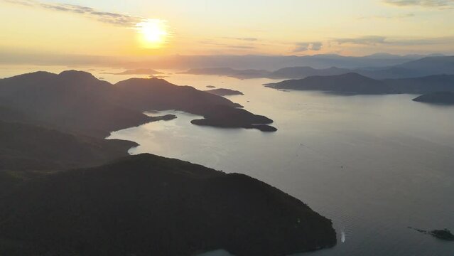 p&ocirc;r do sol em Abra&atilde;o, ilha grande, rio de janeiro
